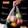 Bolsas transparentes de plástico para llevar llenas de productos frescos como manzanas y naranjas.