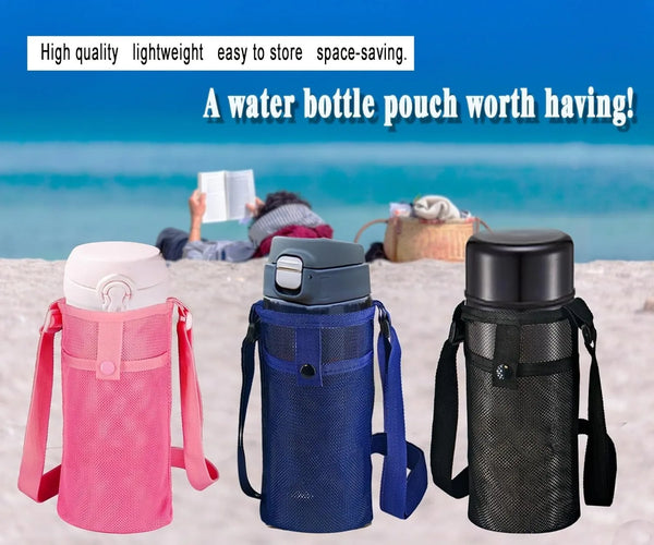 Drei Wasserflaschenbeutel in rosa, blau und schwarz auf einem Sandstrand mit Menschen im Hintergrund.