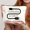 Bolsa de tela crema con cremallera y gráficos negros que muestran cargadores y cables.