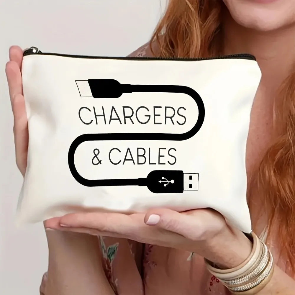 Bolsa de tela crema con cremallera y gráficos negros que muestran cargadores y cables.