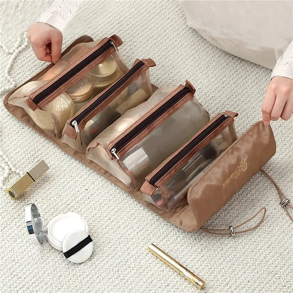 Un sac de maquillage portable beige et amovible avec une fenêtre transparente, à côté d'articles cosmétiques sur une surface 