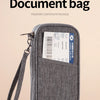 Una bolsa de documentos gris con un paquete de certificado de pasaporte sobre una superficie clara.