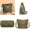 Sac à l'épaule et bandoulière en velours côtelé vert olive texturé avec une sangle à motif noir et blanc.