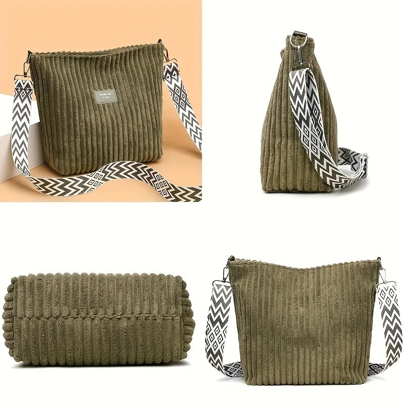 Sac à l'épaule et bandoulière en velours côtelé vert olive texturé avec une sangle à motif noir et blanc.