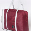 Sac de voyage pliable marron avec anses et bretelles blanches.