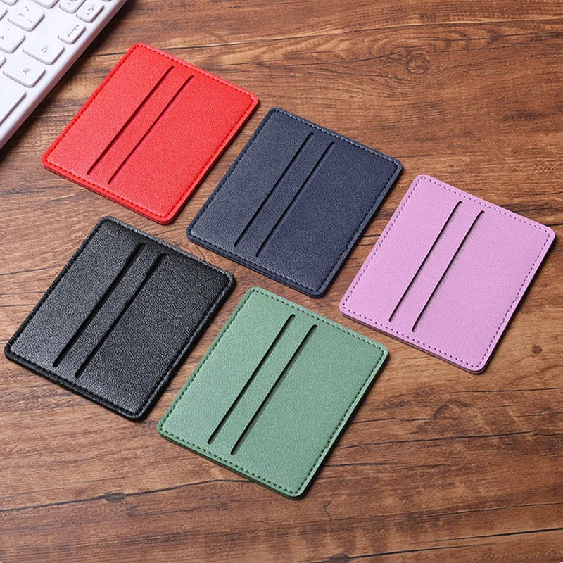Collection de cinq porte-cartes pop-up en métal de différentes couleurs : rouge, bleu foncé, noir et rose.