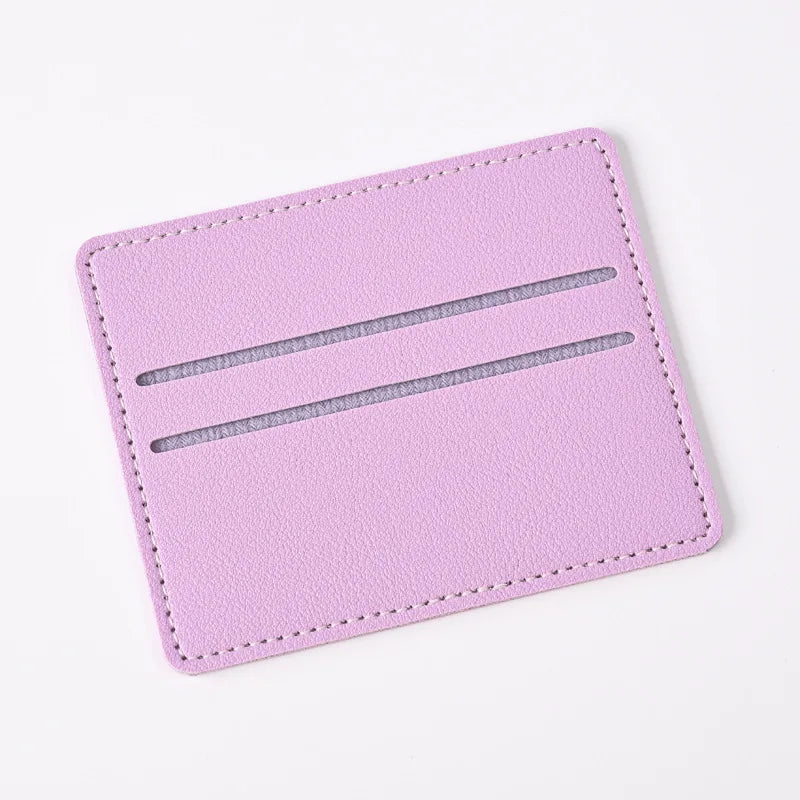 Porta tarjetas de cuero PU morado claro con dos ranuras horizontales.