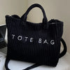 Sac en velours rayé noir avec texte blanc 'TOTE BAG'