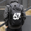 Person trägt einen schwarzen Anime-Rucksack mit der Aufschrift SIX SEVEN, von hinten gesehen.