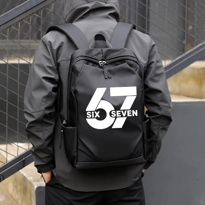 Person trägt einen schwarzen Anime-Rucksack mit der Aufschrift SIX SEVEN, von hinten gesehen.