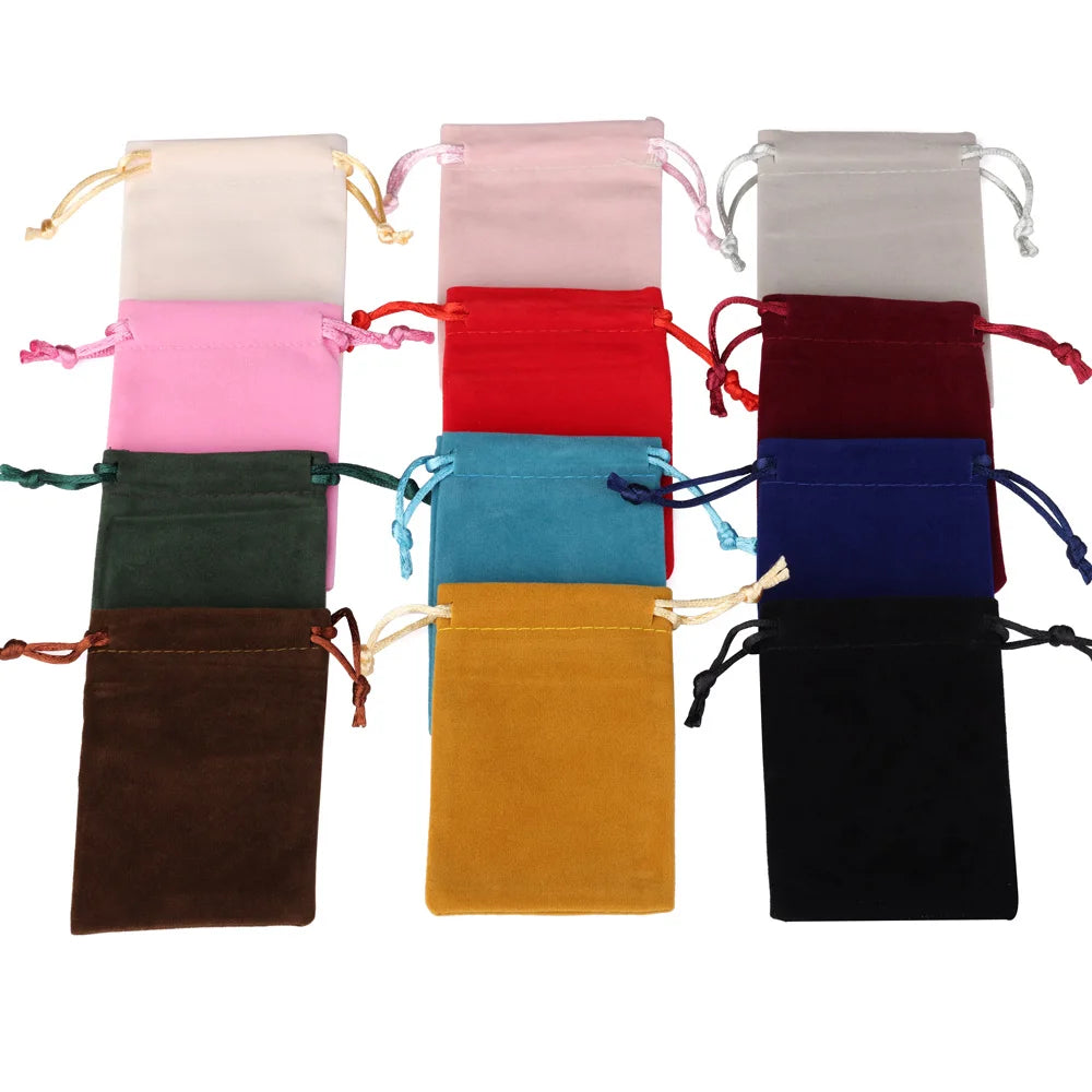 Un juego de nueve bolsas de regalo de terciopelo suave con cordones en varios colores, incluyendo rosa, rojo, azul, verde y n