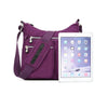 Lila wasserdichte Nylon-Umhängetasche mit Tragegurt und Tasche neben einem iPad.