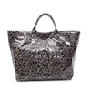 Graue Leopardenmuster-PVC-Tasche mit klarem Kunststofffutter und Henkel.