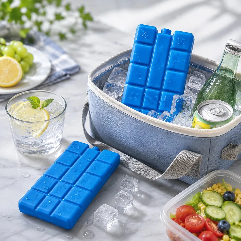 Blocs de glace en gel bleus réutilisables dans un sac isotherme avec de la glace et une tranche de lime.