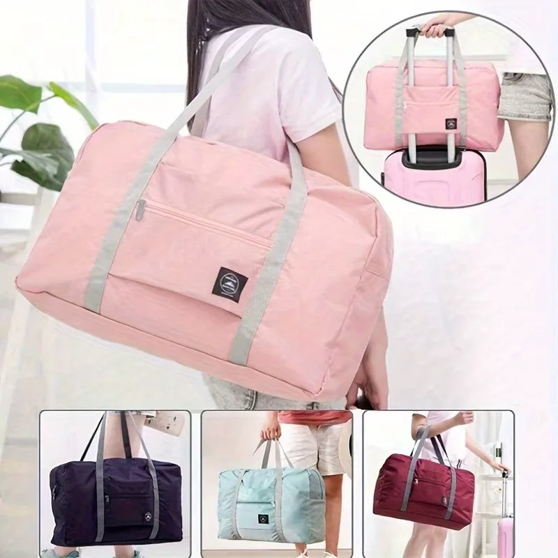 Un sac de voyage pliable rose est porté par une femme, avec des gros plans sur le sac et d'autres sacs de voyage colorés.