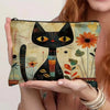 Diseño de cara de gato negro en una bolsa de almacenamiento con cremallera sobre un lienzo, sostenida por una persona.