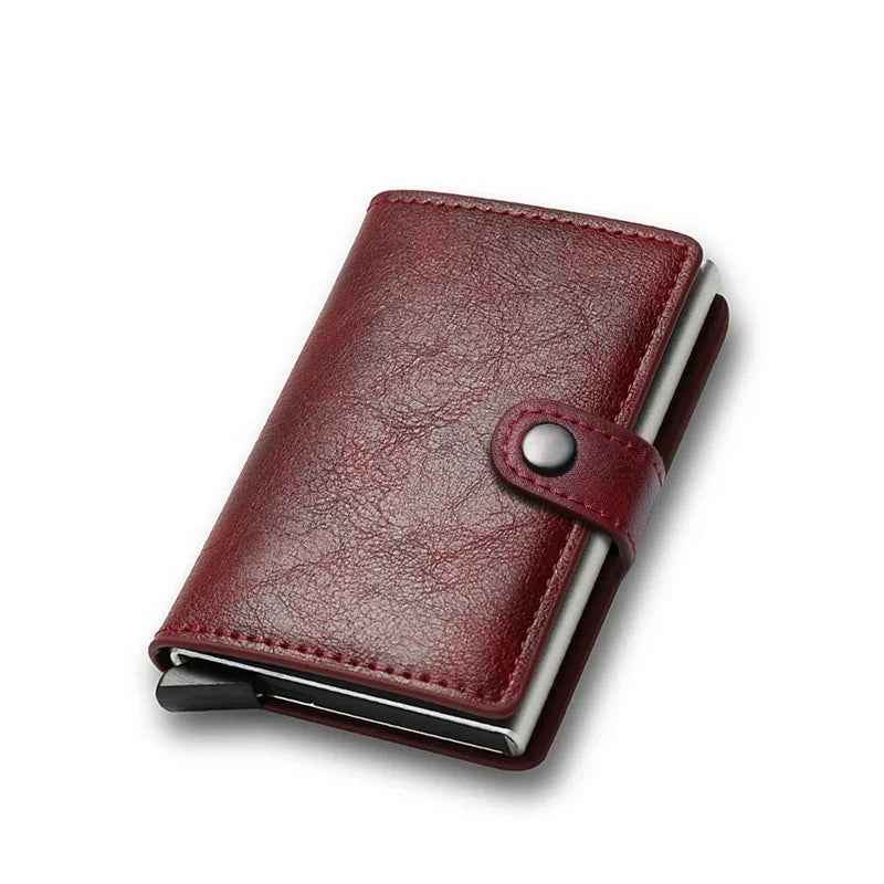 Portefeuille mince en cuir bordeaux foncé avec fermeture métallique.