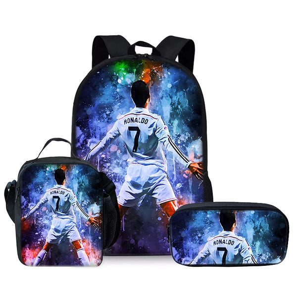 Un set de tres mochilas con temática de jugadores de fútbol, presentando una silueta de Ronaldo en un fondo azul y morado.