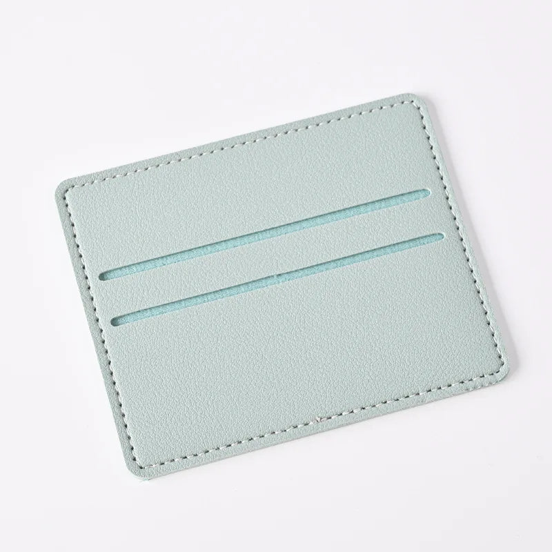 Porta tarjetas de cuero PU azul claro con múltiples ranuras y dos espacios horizontales.