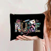 Bolsa con cremallera negra con la palabra NURSE impresa en letras artísticas y coloridas sobre un fondo oscuro.