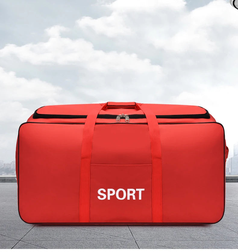 Helle rote, robuste Sportreise-Duffeltasche mit schwarzem Reißverschluss und weißer SPORT-Aufschrift vorne.