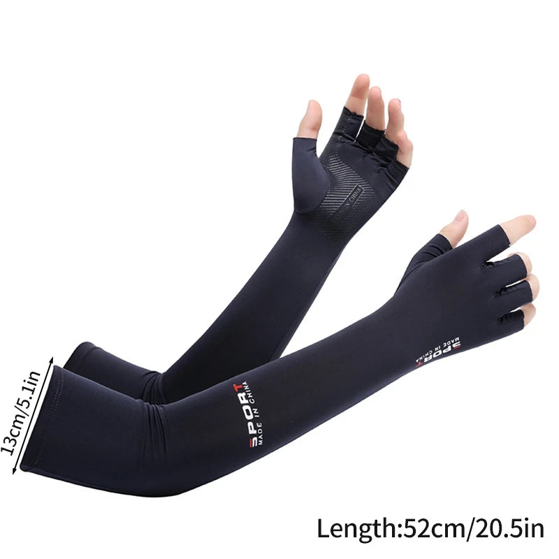 Manchettes sport noires pour la protection UV et la soie de glace montrées sur une main et un avant-bras.