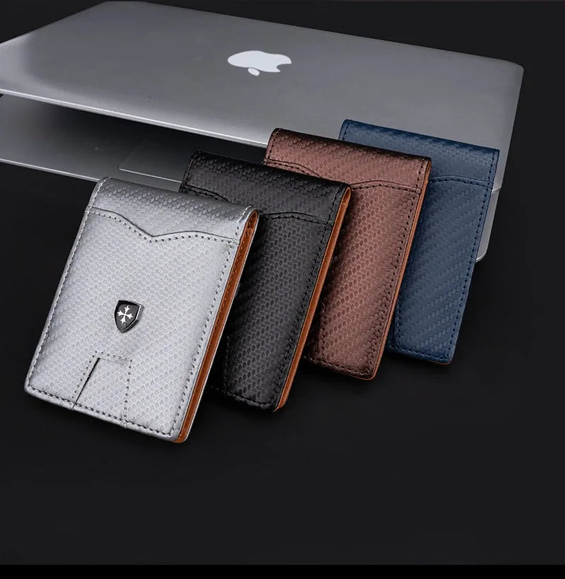 Una pila de carteras para hombre de fibra de carbono delgadas en varios tonos de gris, marrón y azul.