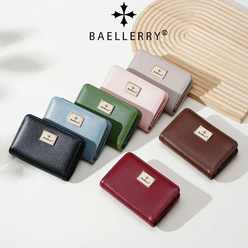 Eine Sammlung multifunktionaler Leder-Kartenwallets in verschiedenen Pastell- und Erdtönen auf hellem Hintergrund.