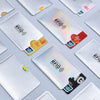 Varias fundas de cartas blancas y de colores con tecnología de protección RFID