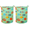 Un lot de paniers à linge en tissu vert clair décorés de motifs de poissons colorés.