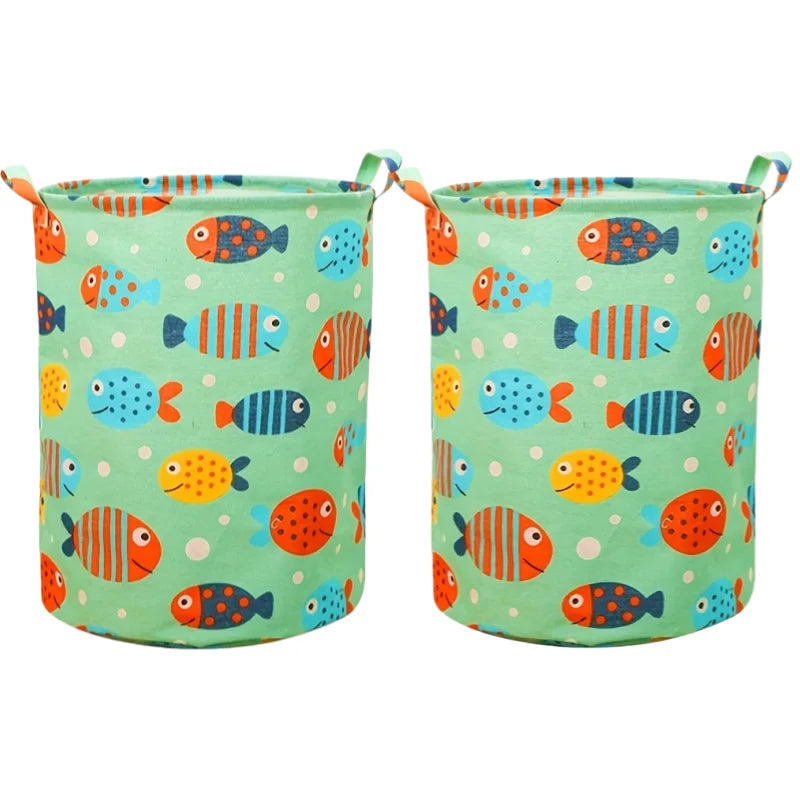 Un lot de paniers à linge en tissu vert clair décorés de motifs de poissons colorés.