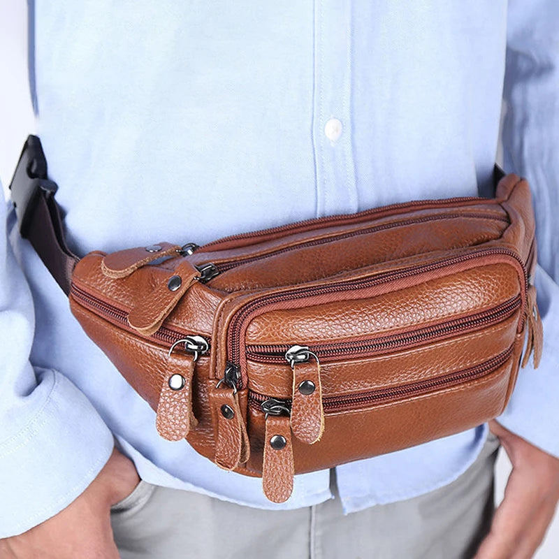 Un sac à la taille en cuir véritable marron pour homme porté sous une chemise bleu clair.