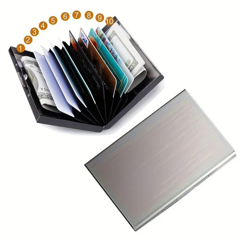 Schwarze Metal-RFID-Kreditkarten-Wallet mit zehn Karten in Fächerform.
