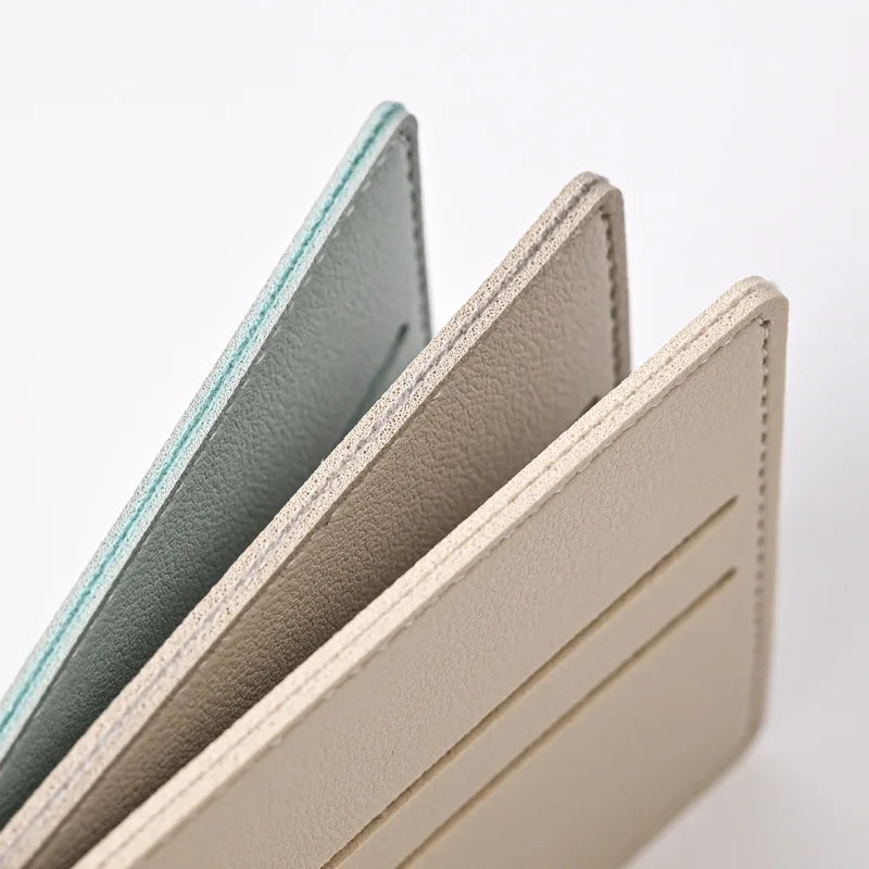 Vista cercana de un portafolios multi-ranuras de cuero PU beige claro con acento verde menta.