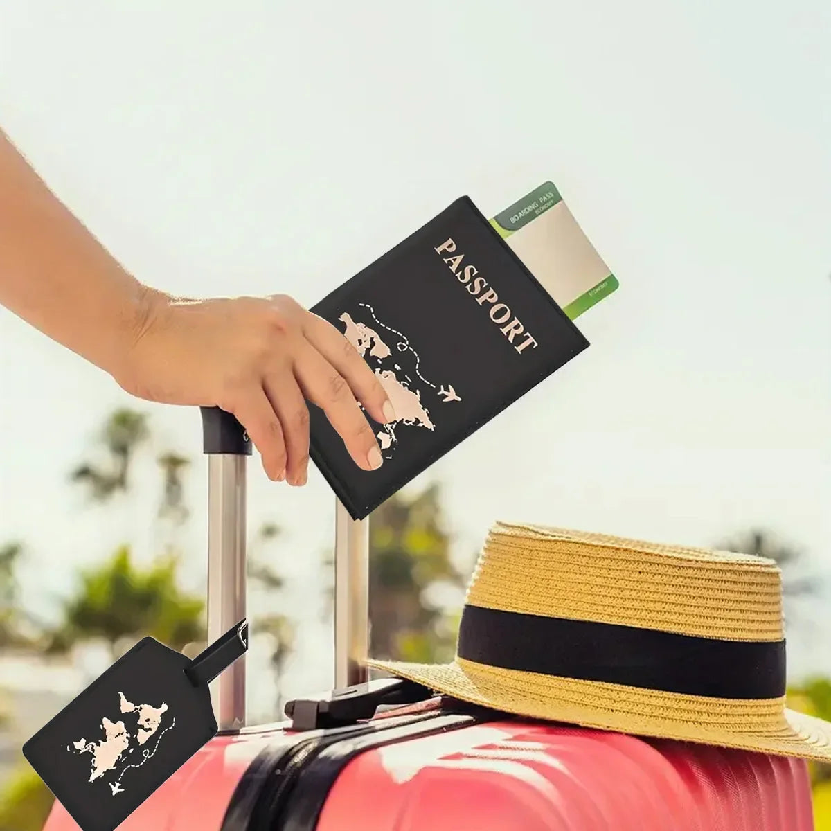 Una mano sostiene una funda para pasaporte negra con un mapa y un pasaporte, apoyada sobre una maleta roja.
