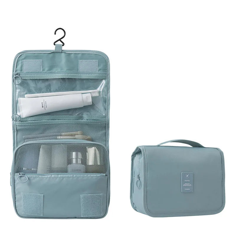 Helles blaues tragbares Reise-Toilettenorganizer mit mehreren Fächern und einer separaten Reißverschlusstasche.