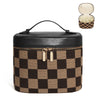 Bolso de cosméticos negro con patrón de tablero de ajedrez marrón y negro, con herrajes dorados.