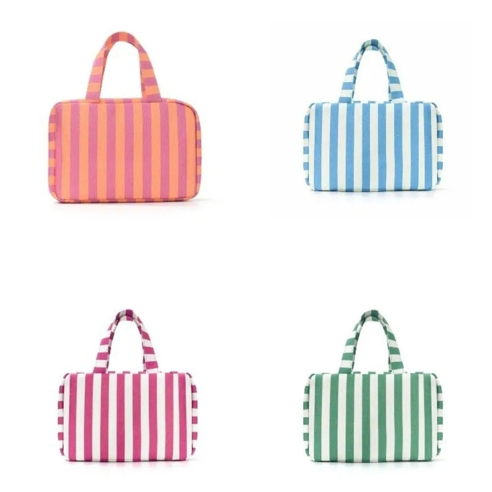 Tres bolsos de tocador con rayas en colores rosa, azul y magenta.
