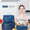 Eine Frau hält eine blaue isolierte Lunchtasche auf einem Holztable mit einer orangen Frucht daneben.