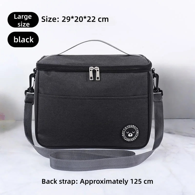 Schwarze isolierte Thermotasche mit schwarzem Riemen vor weißem Hintergrund.