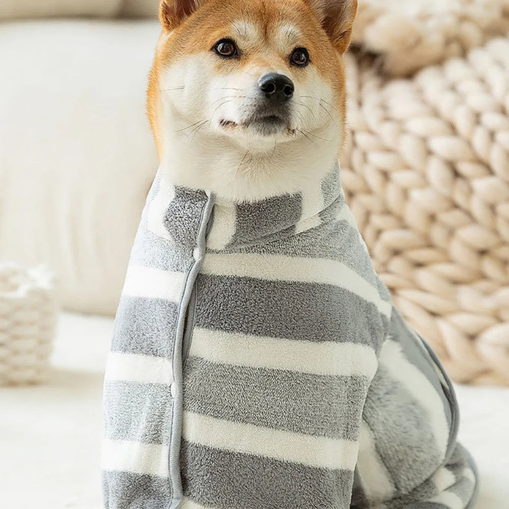 Un chien Shiba Inu portant un peignoir de bain rayé gris et blanc à séchage rapide.