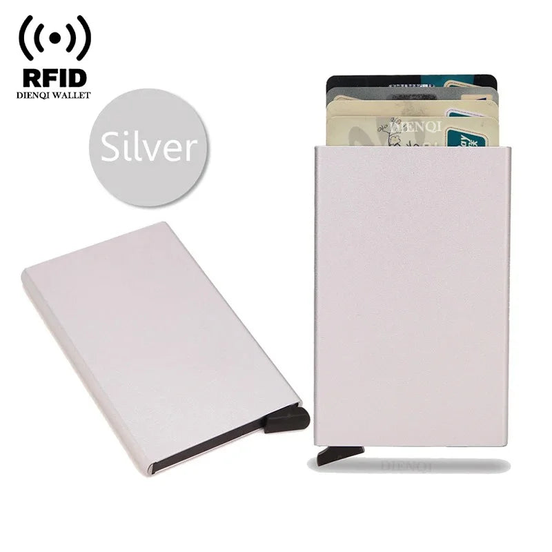 Cartera RFID plateada con diseño de tarjeta delgada y funda protectora blanca, mostrando varias tarjetas internas.