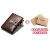 Braunes Leder-Zweisefalldertasche und passende Kraftpapierverpackung ausgestellt.