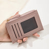 Une main tient un portefeuille en cuir PU mauve clair minimaliste avec fermeture zippée et une fente rectangulaire.