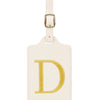 Étiquette de bagage rectangulaire en cuir beige avec une lettre D brodée en or et un clip métallique argenté.