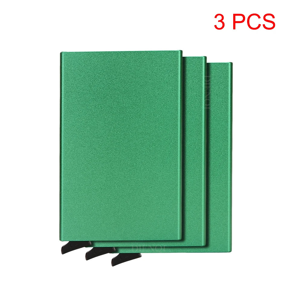 Tres carteras de tarjetas RFID verdes delgadas y credenciales apiladas