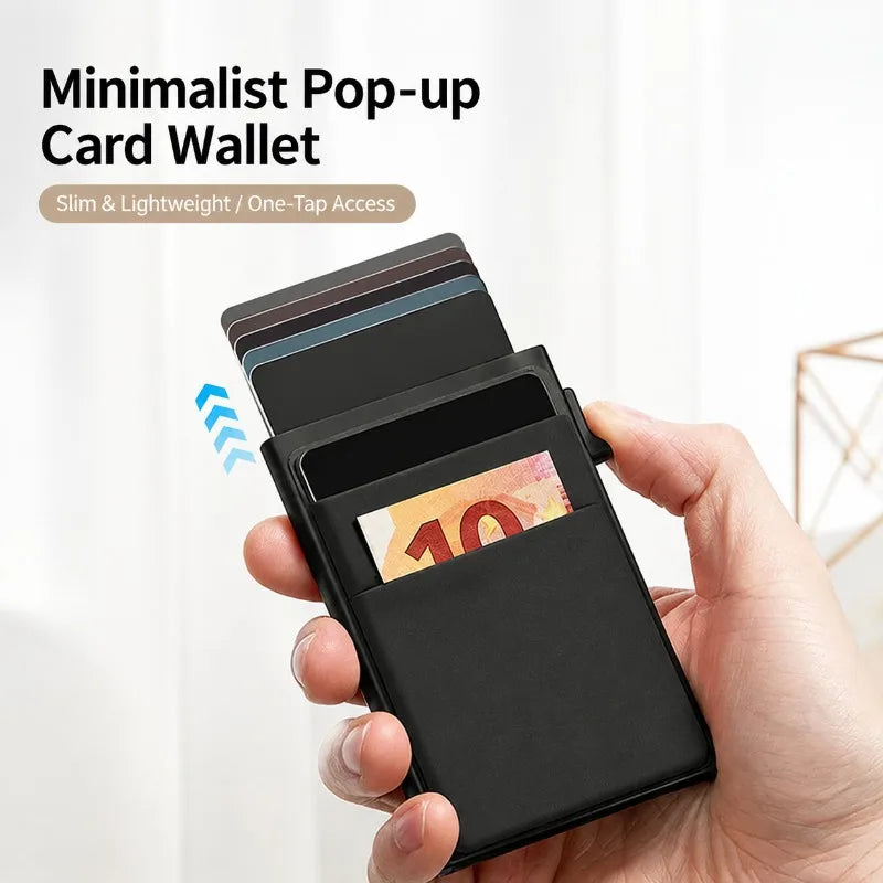Une main tient un portefeuille carte pop-up minimaliste noir affichant plusieurs cartes de crédit.