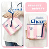 Bolsa de cosméticos de neopreno impermeable a rayas rosas y blancas, sostenida por una persona.