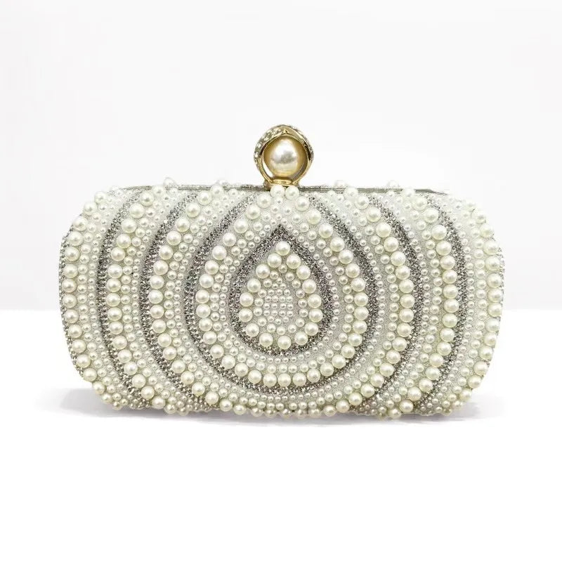 Runde, perlmuttverzierte Clutch-Tasche mit goldfarbener Schnalle und strukturierter Oberfläche.