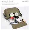 Un sac poche à plusieurs couches vert olive ouvert, montrant divers petits appareils électroniques et accessoires à l'intérie